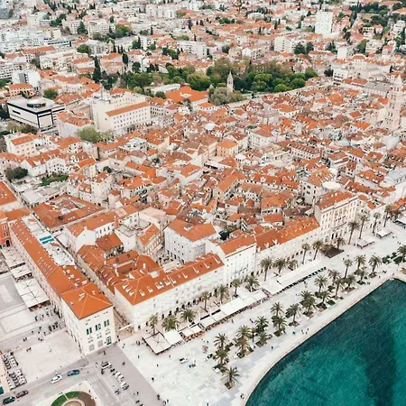 Sunny Paradise, Center Of Apartment Split